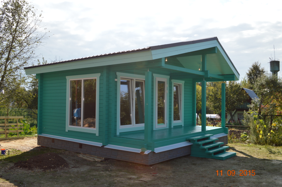 Небольшой дачный домик из клееного бруса