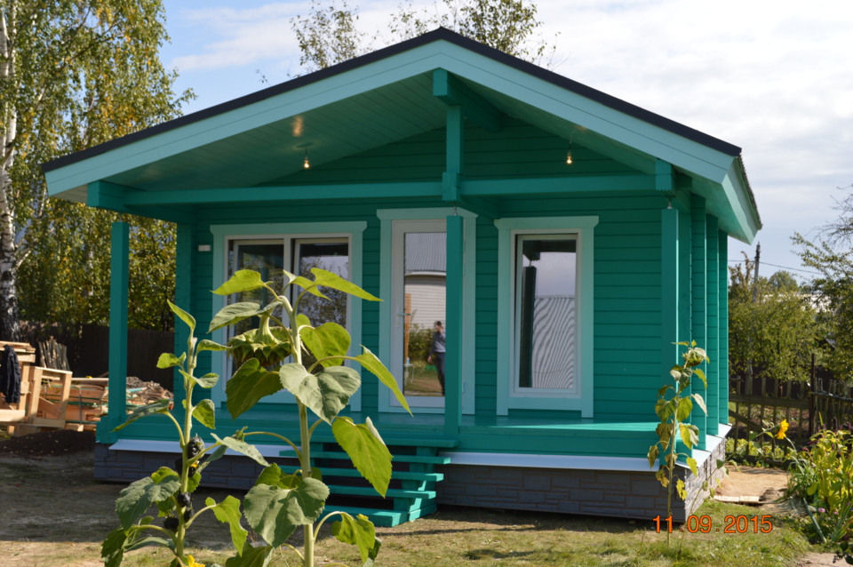 Небольшой дачный домик из клееного бруса