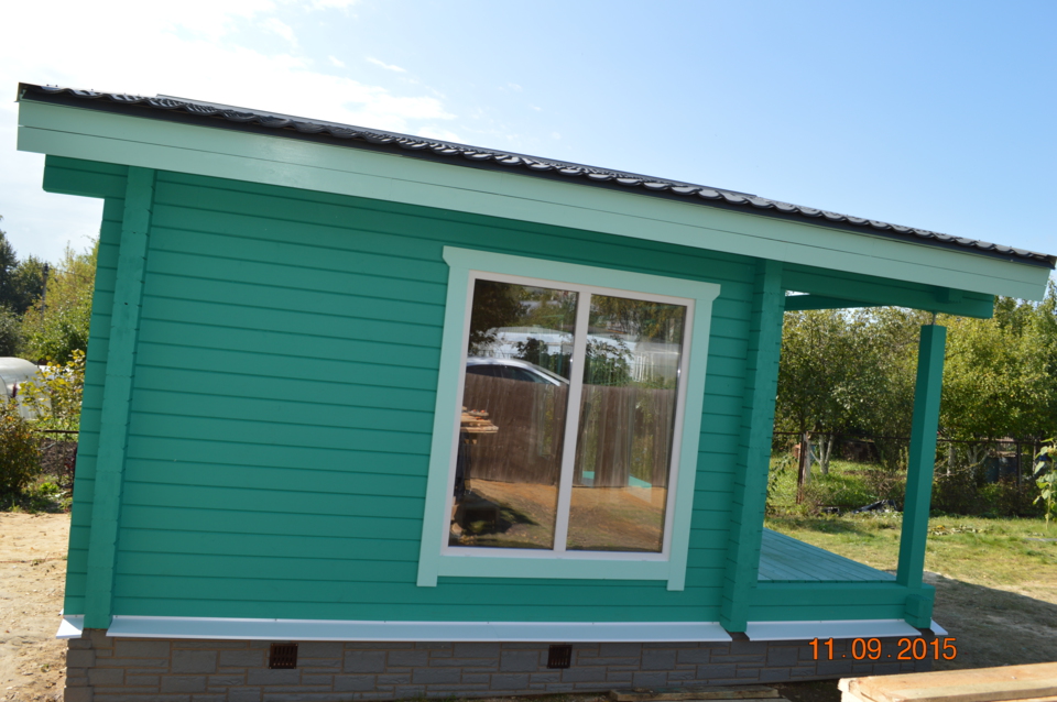 Небольшой дачный домик из клееного бруса