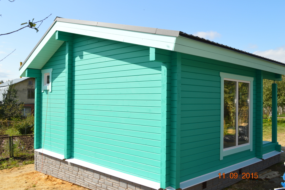 Небольшой дачный домик из клееного бруса