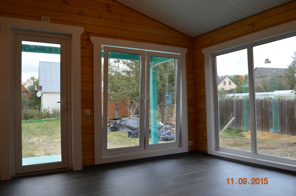 Небольшой дачный домик из клееного бруса