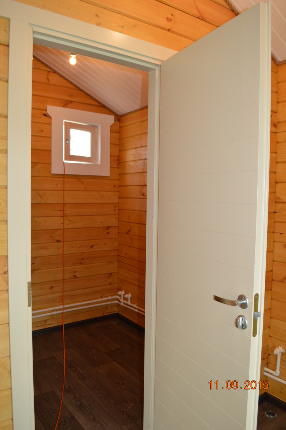 Небольшой дачный домик из клееного бруса