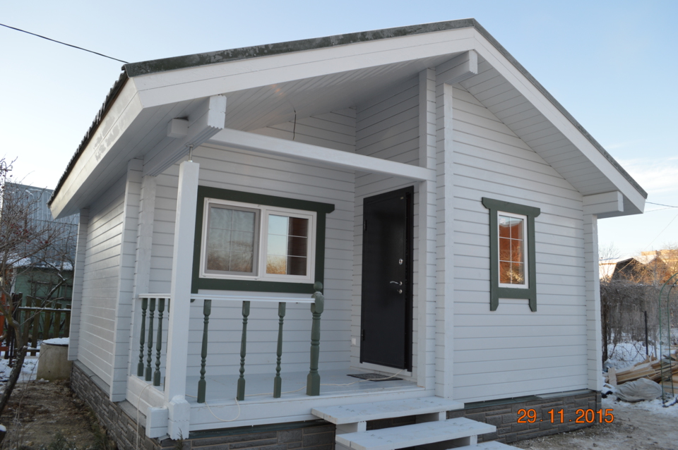 Небольшой дачный дом из клееного бруса