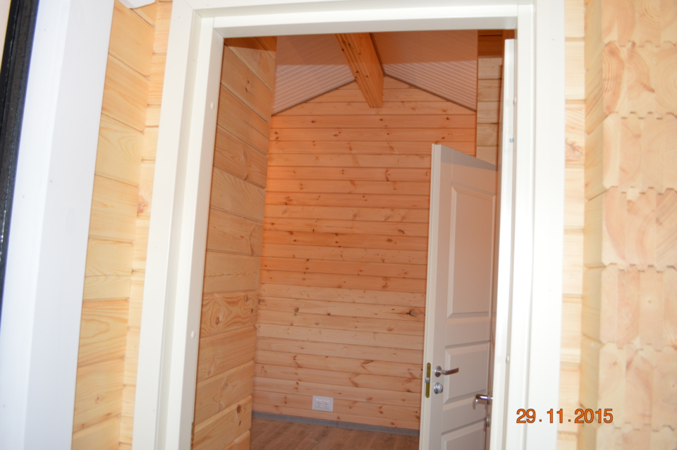 Небольшой дачный дом из клееного бруса